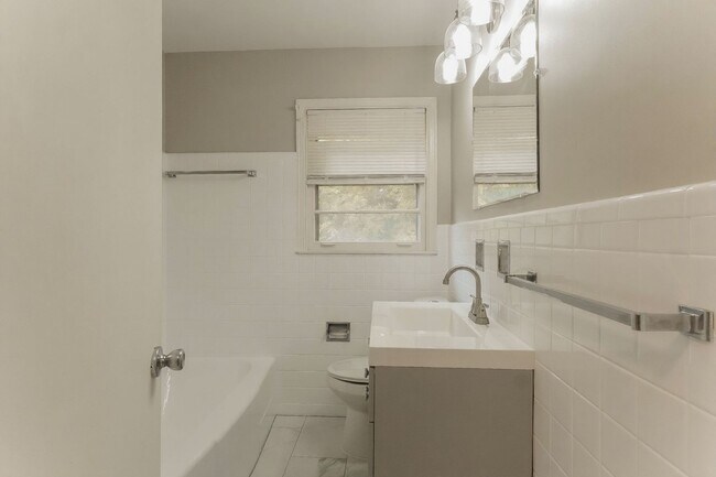 Building Photo - Modern 3BR Home on Quiet End Lot – Fully Updated!