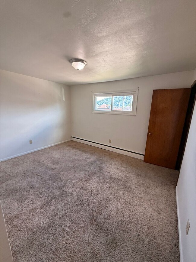 Building Photo - 2 Bedroom 1 Bathroom Apartment For Rent!