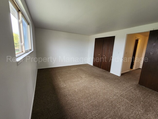Building Photo - Renovated and Super Clean 2 Bed/1.5 Bath C...
