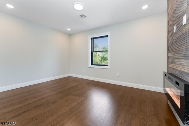 Building Photo - 535 St James Ave