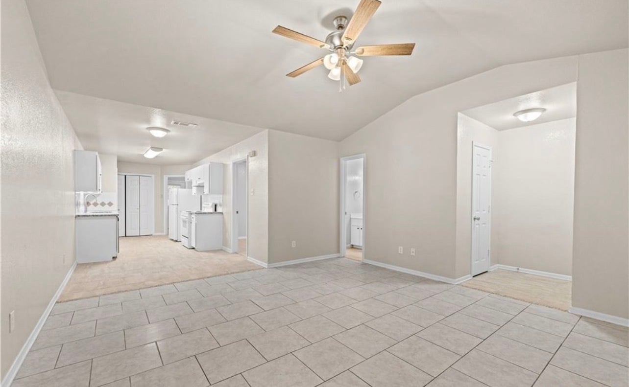 Living room room - 1006 W Avenue B