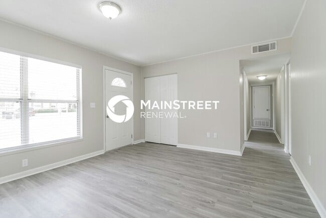 Building Photo - 4 Bedroom Pet-Friendly Home in Apopka, FL with Main Street Renewal