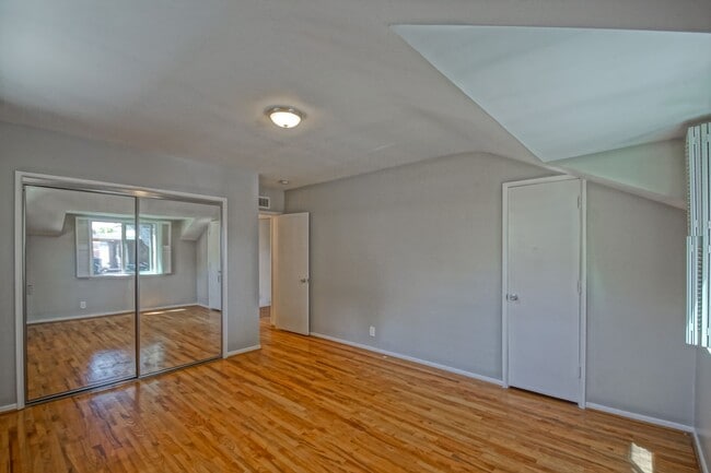 Building Photo - Incredibly Charming & Bright 3BR2BA Home w...