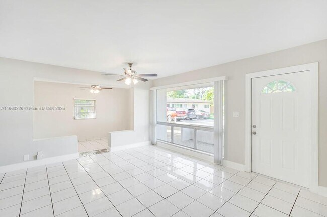 Building Photo - 2440 SW 5th Pl