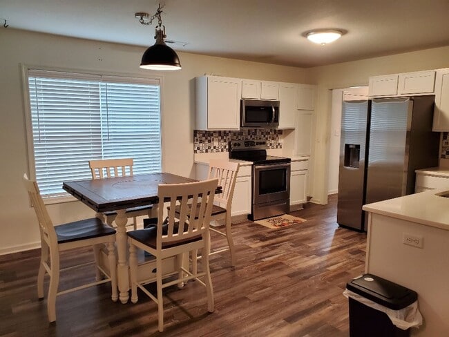 Building Photo - Beautiful 3BR/2BA Home in Hunters Lake – B...