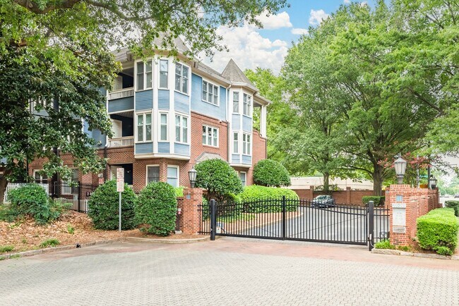 Building Photo - Downtown Living in Raleigh, NC!