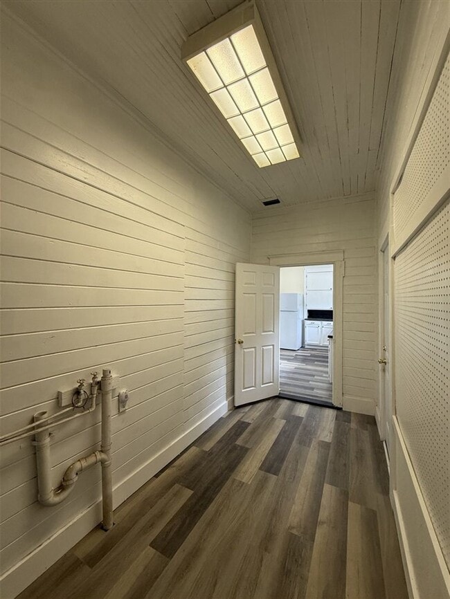 Building Photo - Beautifully Renovated 2 bedroom, 1 bath Bungalow | Historic Highland area | $900/Month Rent