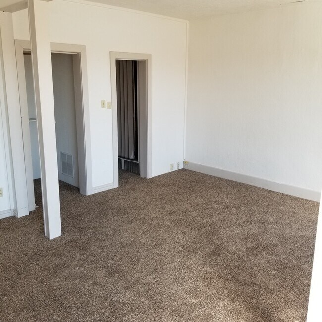 Building Photo - Spacious 2 bed 1 bath apartment on Main st...