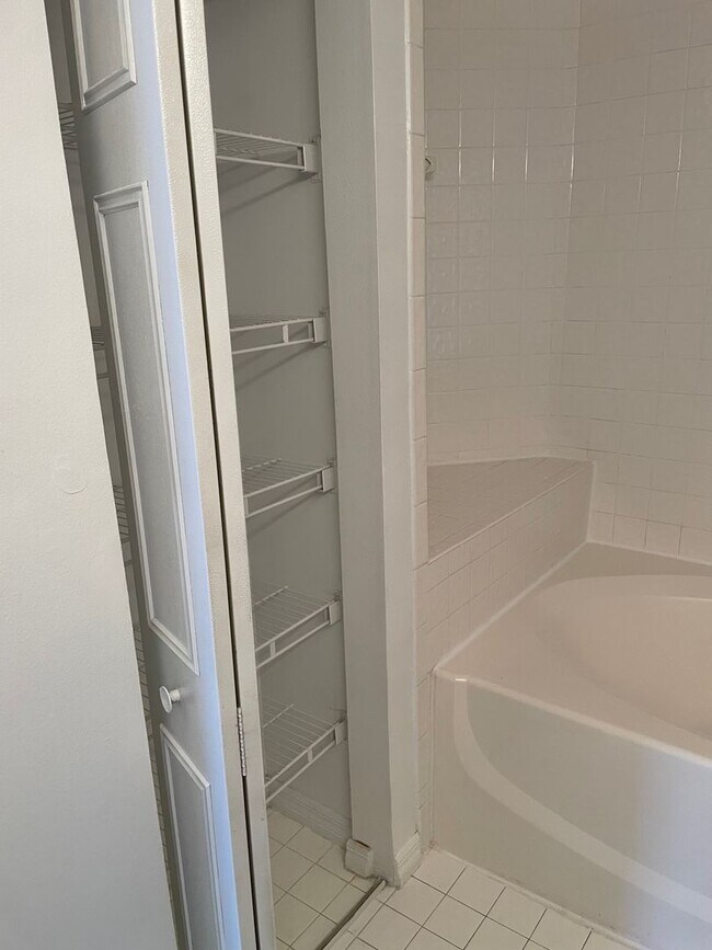 Building Photo - Luxury property. One bedroom condo