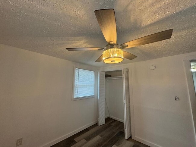 Building Photo - 413 Sandlewood Rd