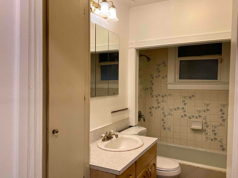 Building Photo - 400 W 17th St