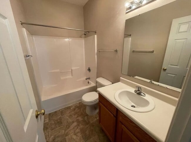 Building Photo - LEXINGTON FARMS...3 Bedroom  Bath House