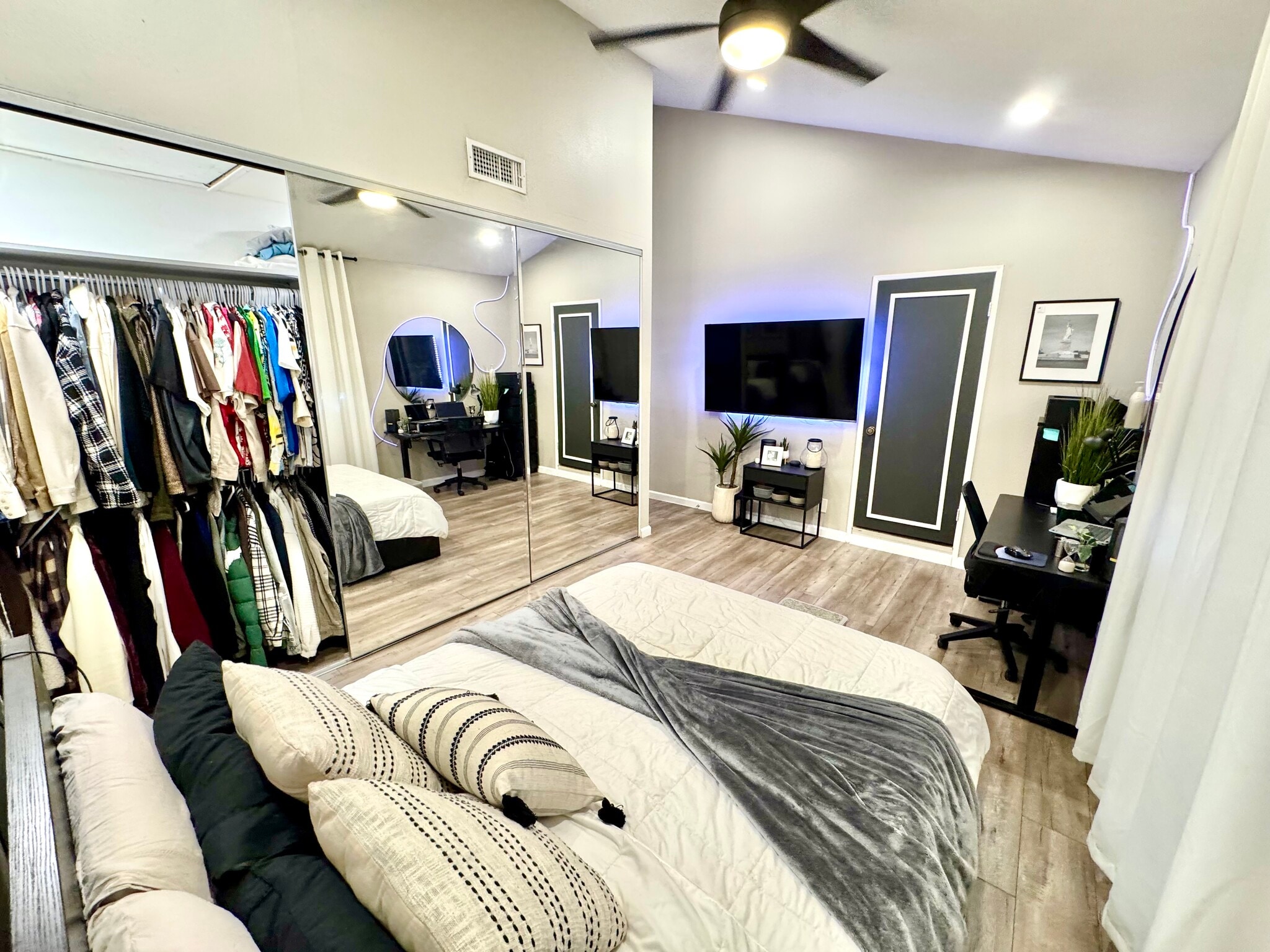 Building Photo - 1151 W Badillo St