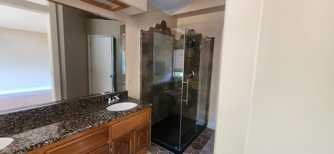 Building Photo - Wonderful 3 Bedroom 2.5 Bathroom Home in E...