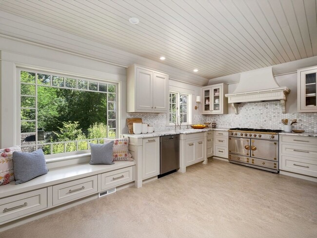 Building Photo - Gorgeous Victorian Home Ready to Rent! Hug...