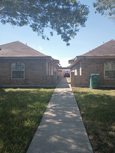 Building Photo - 2209 N Erica St