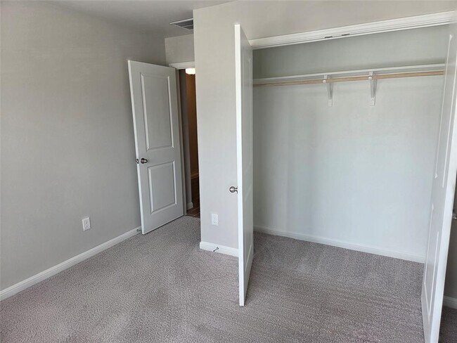 Building Photo - 208 Comet Pointe Dr