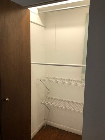 Building Photo - 617 W Surf St