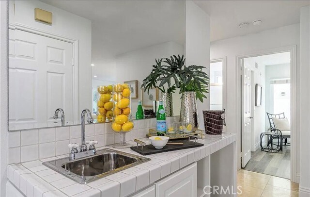 Building Photo - 5 Telliz