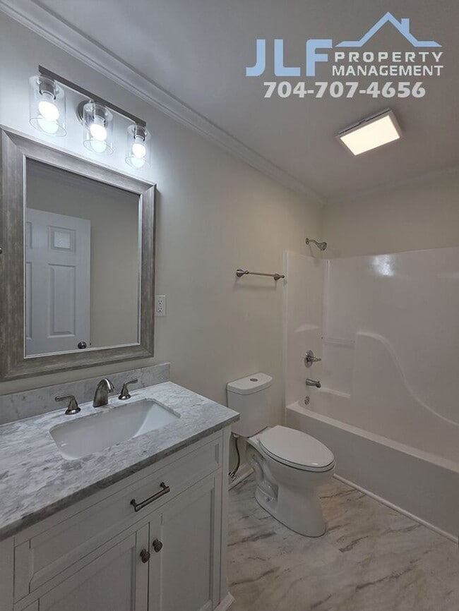 Building Photo - Fully Renovated 3 Bed/1 Bath Cottage in Wo...