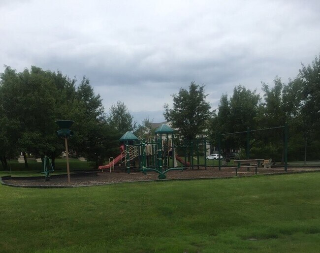 Building Photo - 553 Mockingbird Way