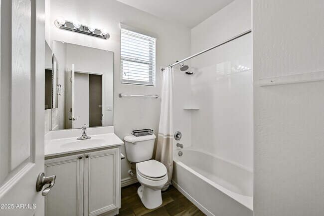 Building Photo - 2414 E Hazeltine Way