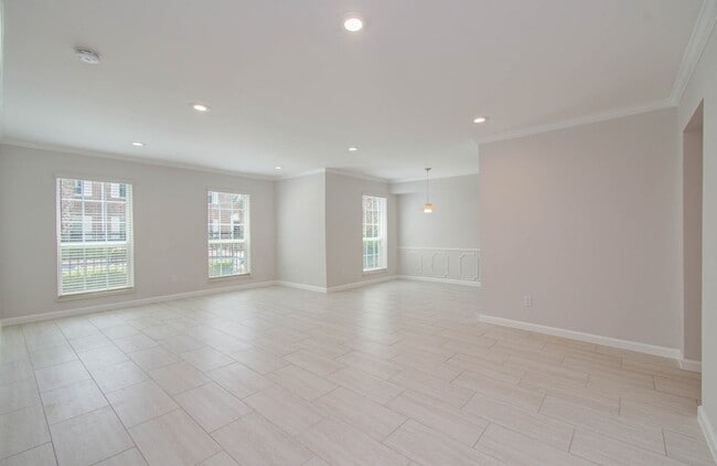 Building Photo - 355 N Post Oak Ln