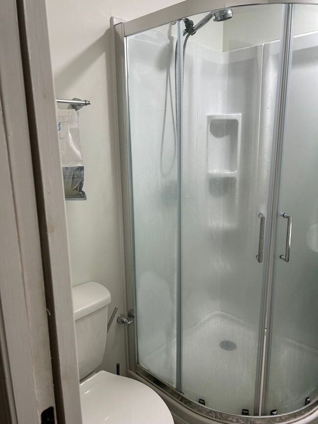Building Photo - Upstairs 2bed/1bath Apartment