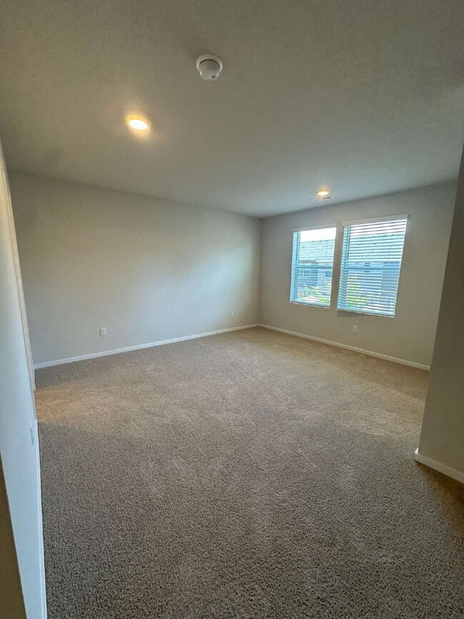 Building Photo - Newer Townhouse in Saddle Club Estates wit...