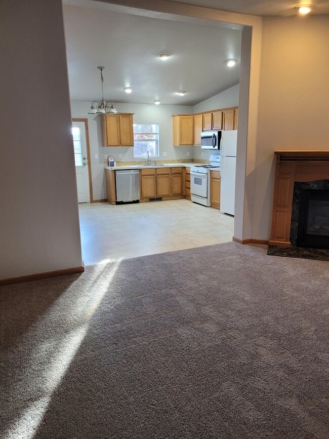 Building Photo - 2484 Carriage Dr