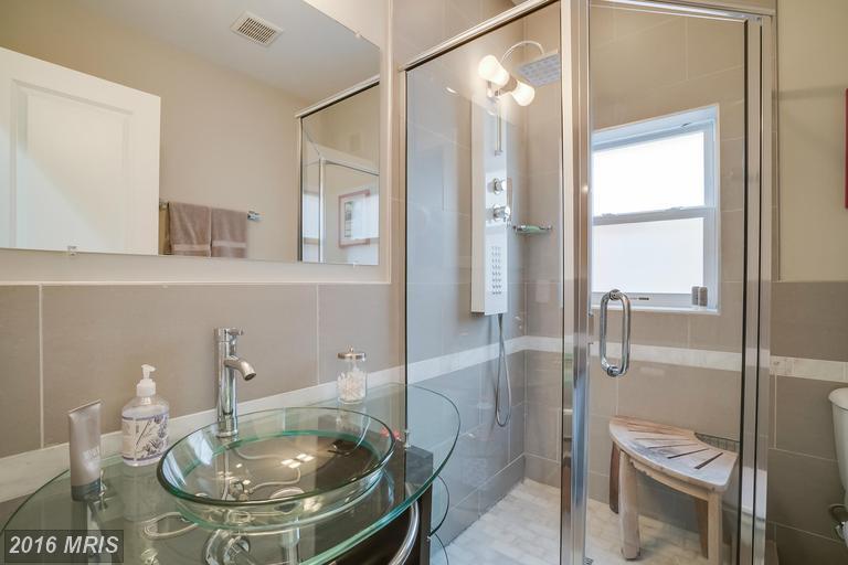 Top Floor Hall Bath - 2207 Flagler Pl NW