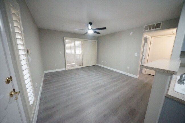 Building Photo - 5710 E Tropicana Ave