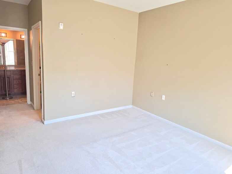 master bedroom w/full bath and walkin closet - 133 N Bread St