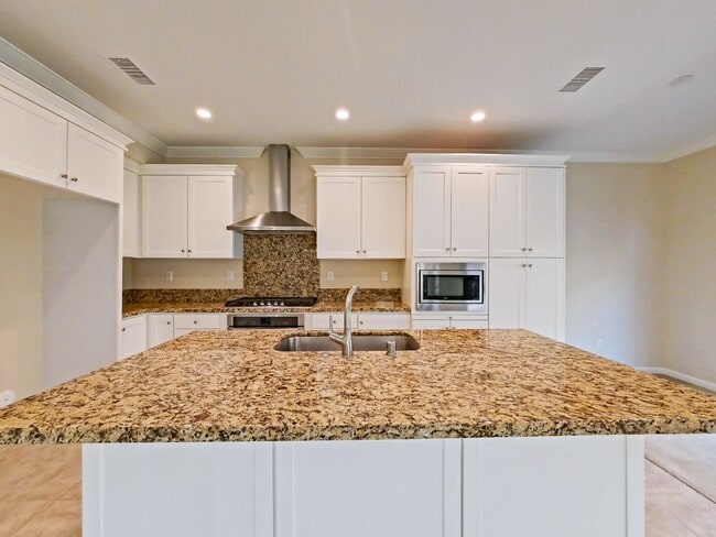 Building Photo - Desirable 3 bedroom Townhouse in the heart...