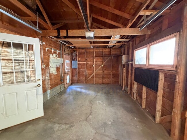 Building Photo - Charming 3 Bedroom 2 Bathroom House
