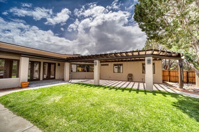 Building Photo - Beauty on Bowstring Drive