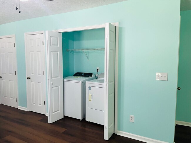 Building Photo - Wow! 3 bedroom 2 bathroom in Senoia. Must ...