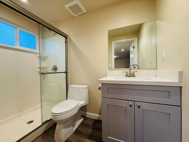 Building Photo - 3 bed 2 bath unit with 1 car garage - Pet Friendly