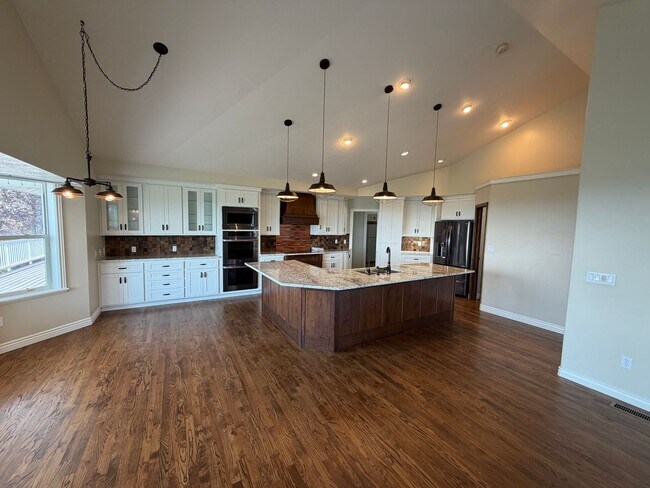 Building Photo - Spacious 4 Bed, 5 Bath Home with 3-Car Garage in Layton!