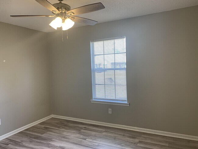 Building Photo - 805 Hidden Hollow Cir