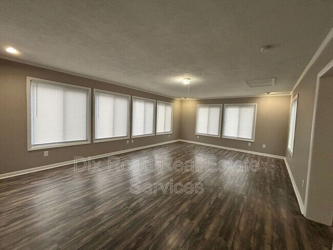 Building Photo - 1670 Darst Ave