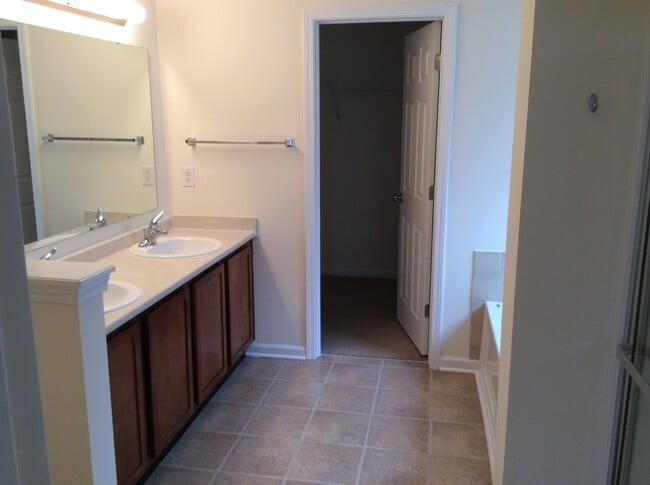 Building Photo - Franklin Twp - 4 BR h ome