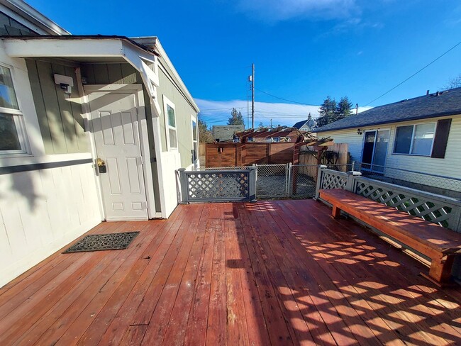 Building Photo - 2 bedroom 1 bath home with huge fenced in ...