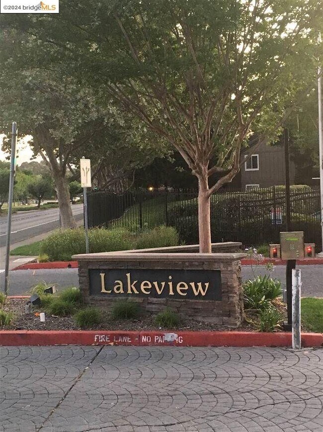 Building Photo - 1207 Lakeview Cir