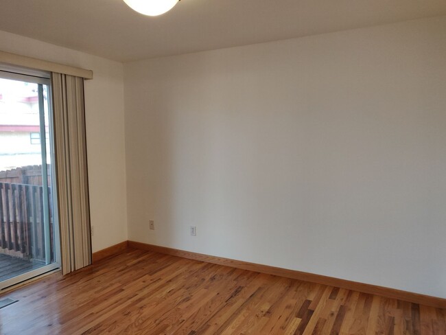 Building Photo - 2x2 duplex with a fenced yard, single-car ...