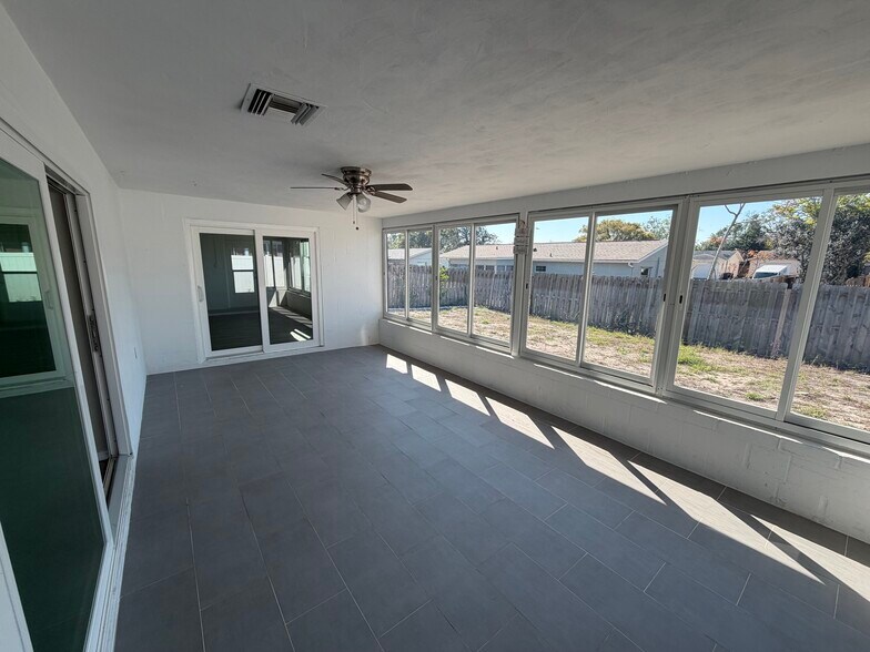 Building Photo - 7520 Hawthorn Dr