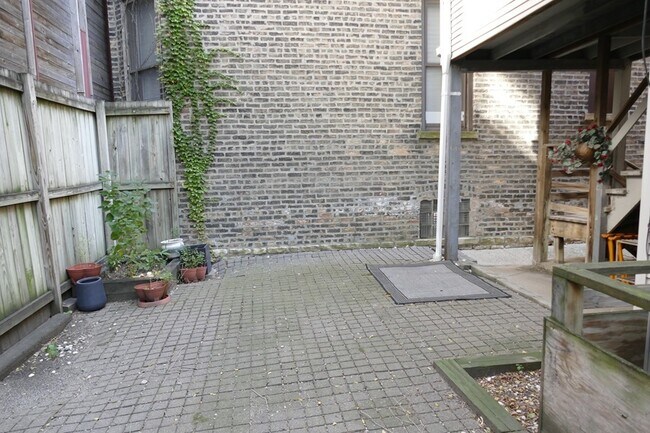 Building Photo - 1338 W Erie St