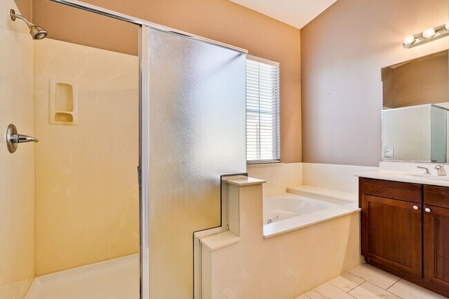 Building Photo - Spacious 3 Bedroom, 2 Bathroom Home with D...