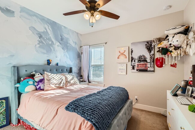 Building Photo - Gorgeous 4 bedroom/3.5 bath in highly desi...