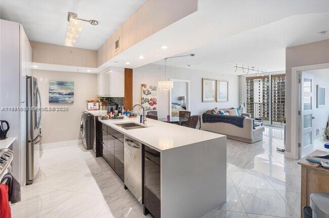 Building Photo - 3020 NE 32nd Ave